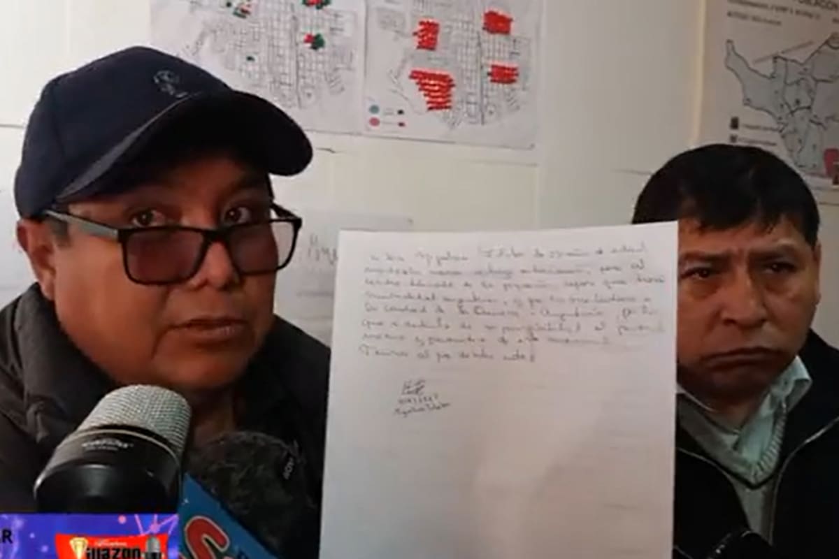 El director del Hospital San Roque de Villazón, Bolivia, Vico Ramírez muestra junto al médico Santiago Pérez la firma de la madre en rechazo de la internación. Foto: captura