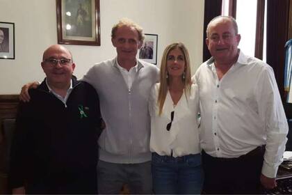 El director del Incucai, Alberto Maceira; los padres de Justina, y el senador Marino