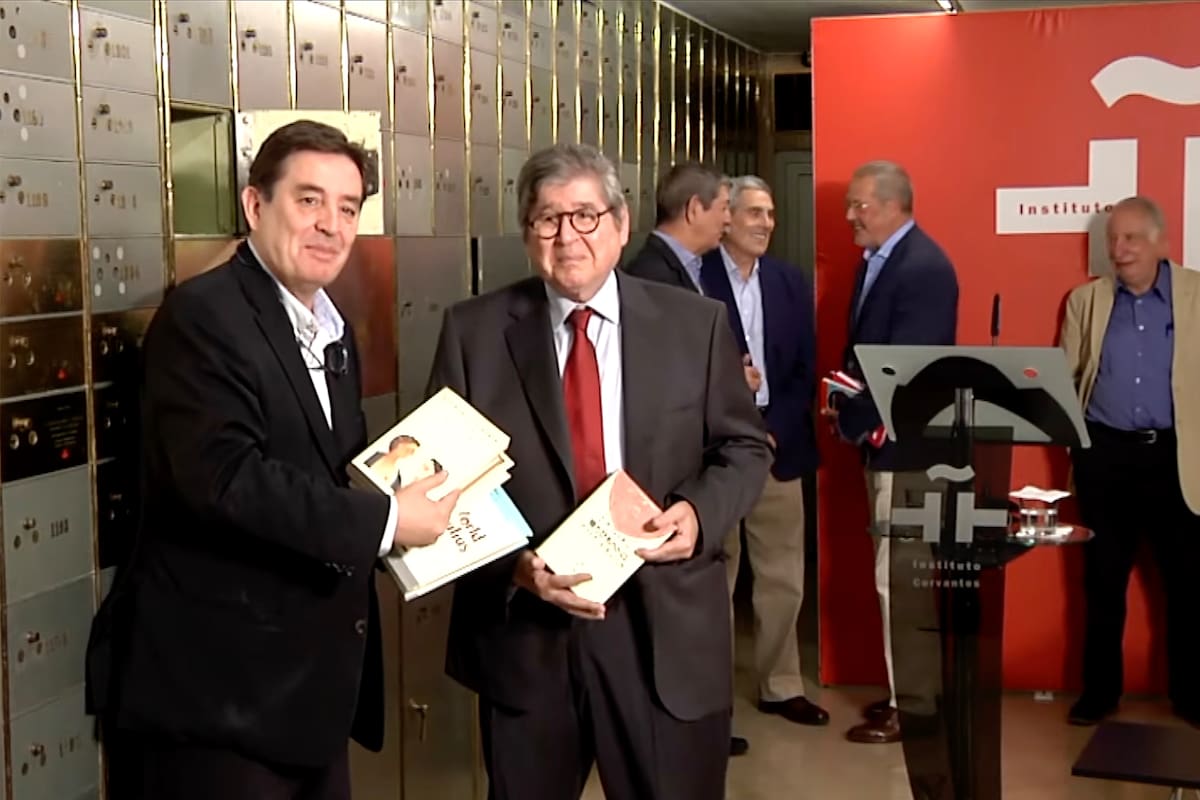 El director del Instituto Cervantes, Luis García Montero, y el escritor Alfredo Bryce Echenique, en 2019