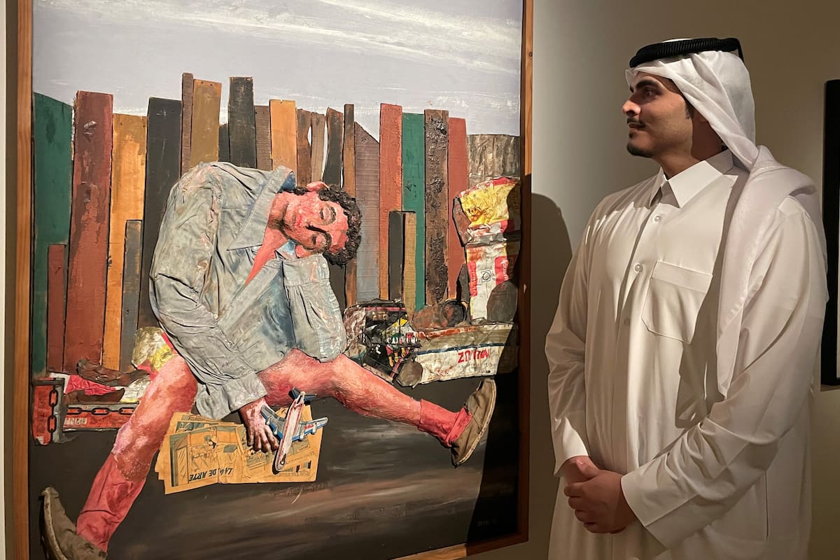 El director del Museo Nacional de Qatar, Abdulaziz Bin Hamad Al Thani, con "Juanito dormido", de Antonio Berni