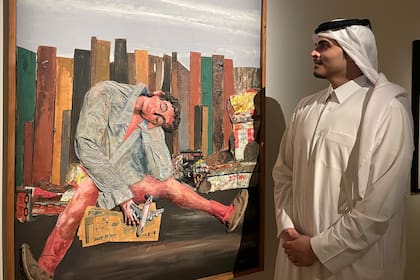 El director del Museo Nacional de Qatar, Abdulaziz Bin Hamad Al Thani, con "Juanito dormido", de Antonio Berni