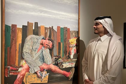 El director del Museo Nacional de Qatar, Sheikh Abdulaziz Bin Hamad Al Thani, con "Juanito dormido", de Antonio Berni