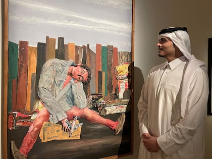 El director del Museo Nacional de Qatar, Sheikh Abdulaziz Al Thani, con "Juanito dormido", de Antonio Berni