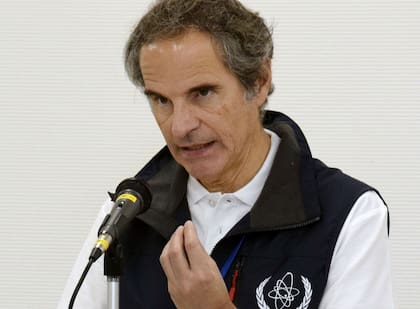 El director del Organismo Internacional de la Energía Atómica, Rafael Grossi, habla durante una conferencia de prensa en la central nuclear de Fukushima.