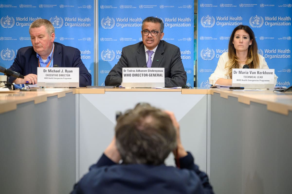 El Director del Programa de Emergencias Sanitarias de la Organización Mundial de la Salud (OMS), Michael Ryan, el Director General de la OMS, Tedros Adhanom Ghebreyesus y la Directora Técnica de la OMS, Maria Van Kerkhove, asisten a una conferencia de prensa diaria sobre el virus COVID-19 en las ofi