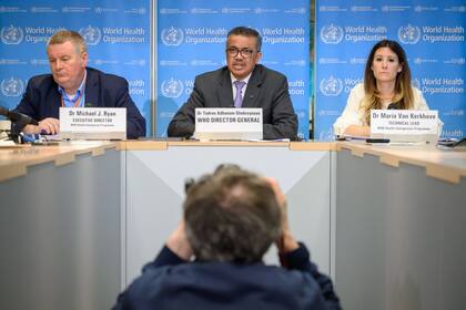 El Director del Programa de Emergencias Sanitarias de la Organización Mundial de la Salud (OMS), Michael Ryan, el Director General de la OMS, Tedros Adhanom Ghebreyesus y la Directora Técnica de la OMS, Maria Van Kerkhove, asisten a una conferencia de prensa diaria sobre el virus COVID-19 en las ofi