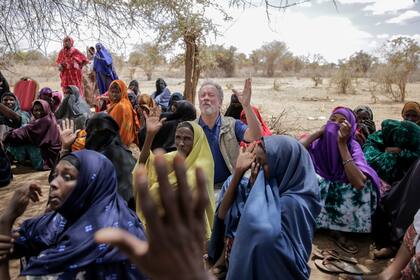 El director del Programa Mundial de Alimentos David Beasley en la aldea Wagalla en el norte de Kenia el 19 de agosto de 2022.  (Foto AP/Brian Inganga)