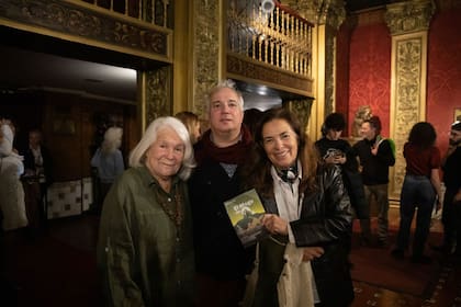El director del Teatro Nacional Cervantes, Gonzalo Demaría, junto a Mónica Cahen d' Anvers, y su hija, Sandra Mihanovich