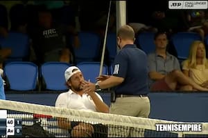 El director del torneo le explica a Tennys Sandgren que, aunque no tuvo intención lastimar al juez, le corresponde la descalificación
