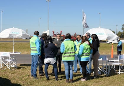 El director ejecutivo de ARBA, Cristian Girard, en la intersección de la Ruta 5 y la 30, en Chivilcoy, coordinando las acciones de control