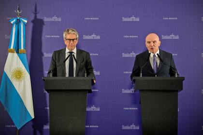 El director ejecutivo de ARCA, Juan Pazo, y el diputado José Luis Espert, durante la presentación del proyecto de ley que busca blindar a quienes usen fondos no declarados