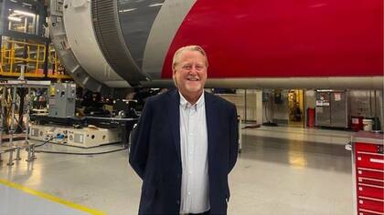 El director ejecutivo de Celestis, Charles Chafer, frente al cohete Vulcan Centaur que lanzará al módulo Peregrine que aterrizará en la Luna