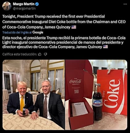 El director ejecutivo de Coca-Cola, James Quincey, le entregó a Trump una botella conmemorativa de Coca-Cola Light