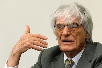 El director ejecutivo de Fórmula Uno, Bernie Ecclestone, espera en el juzgado de Múnich el 16 de julio de 2014, otro día de su juicio por corrupción..
