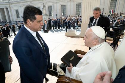El director ejecutivo de la Agencia Nacional de Discapacidad (ANDIS), Fernando Galarraga, junto al papa Francisco