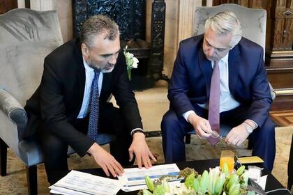 El director ejecutivo de la Anses, Alejandro Vanoli, con Alberto Fernández