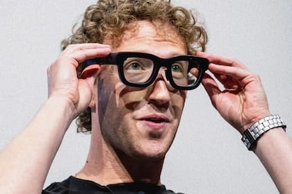 El director ejecutivo de Meta, Mark Zuckerberg, con las gafas inteligentes