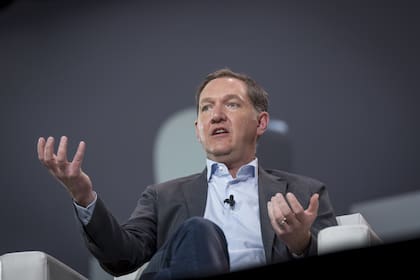 El director ejecutivo interino, Jim Whitehurst