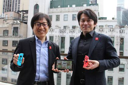 El director ejecutivo Shinya Takahashi junto a Yoshiaki Koizumi, desarrollador de la plataforma Switch, junto a la consola durante el lanzamiento del equipo en Nueva York