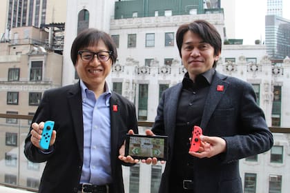 El director ejecutivo Shinya Takahashi junto a Yoshiaki Koizumi, desarrollador de la plataforma Switch, junto a la consola durante el lanzamiento del equipo en Nueva York