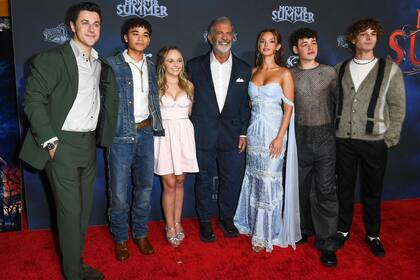 El director estadounidense David Henrie posa junto con los actores del film: Noah Cottrell, Abby James Witherspoon -sobrina de Reese Witherspoon-, Mel Gibson, Lilah Pate, Julian Lerner y Mason Thames durante el estreno de Monster Summer