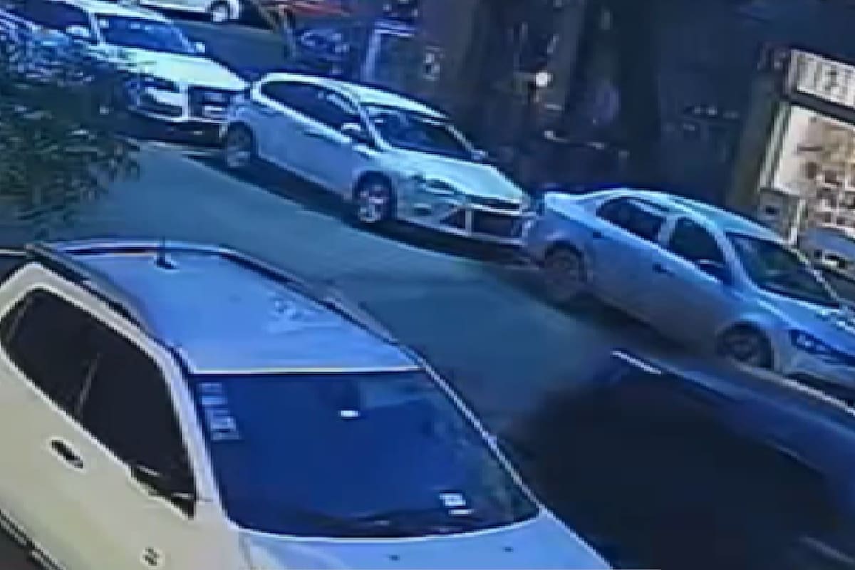 El director fue agredido por la docente a plena luz del día