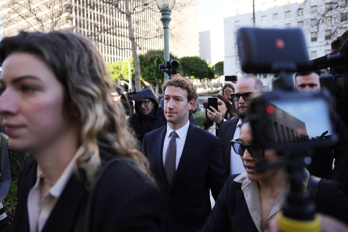 El director general de Meta, Mark Zuckerberg, llega a un juicio para determinar si las plataformas de redes sociales causan adicción y daño deliberado en menores de edad, el 18 de febrero de 2026, en Los Ángeles. (AP Foto/Ryan Sun, Archivo)