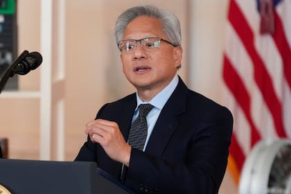 El director general de Nvidia, Jensen Huang, habla durante un evento con el presidente estadounidense Donald Trump sobre invertir en Estados Unidos, en la Casa Blanca, Washington, el 30 de abril de 2025. (AP Foto/Alex Brandon)