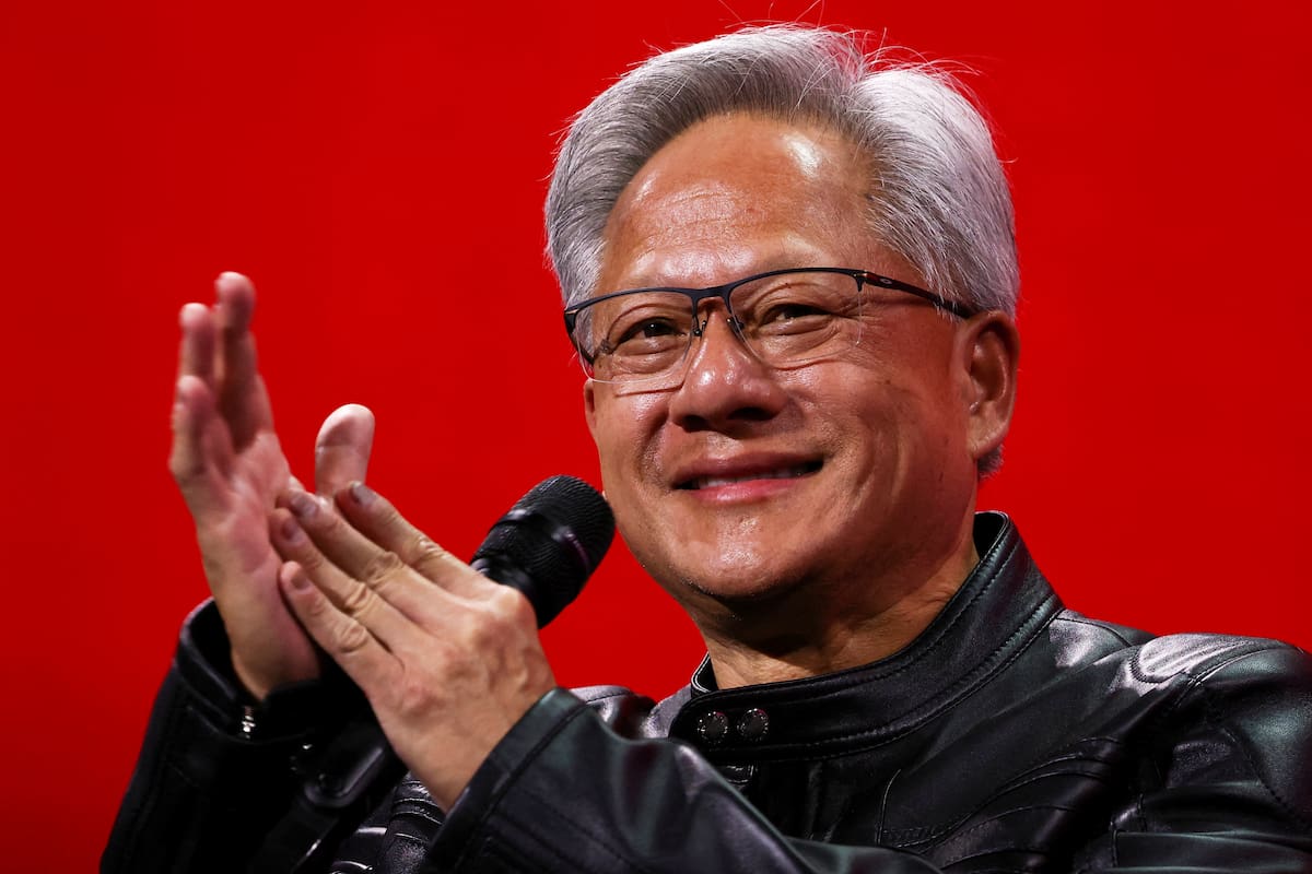 El director general de Nvidia, Jensen Huang, sonríe en un evento el 11 de junio de 2025, en París. (Sarah Meyssonnier/Foto compartida vía AP)