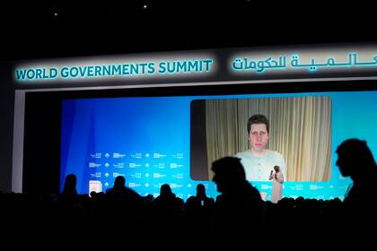 El director general de OpenAI Sam Altman, en la pantalla, habla durante una videoconferencia en la Cumbre Mundial de Gobierno en Dubái, Emiratos Árabes Unidos, el martes 13 de febrero de 2024. (AP Foto/Kamran Jebreili)