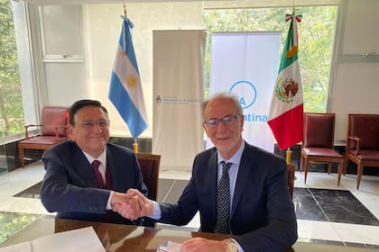 El director General de Seguridad Alimentaria Mexicana (Segalmex), Ignacio Ovalle Fernández, y Jorge Neme, secretario de Relaciones Económicas Internacionales de la Argentina, en la firma del acuerdo