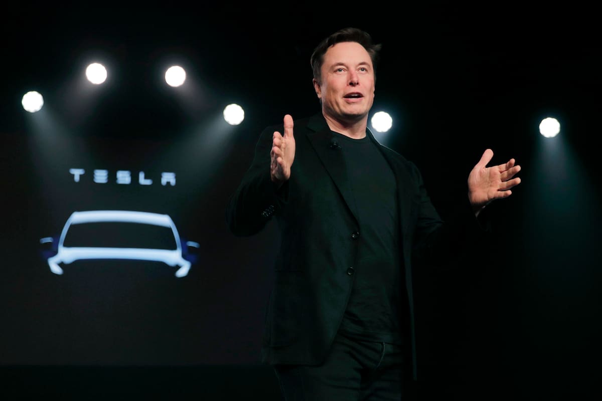 El director general de Tesla, Elon Musk, habla antes de develar el Model Y en el estudio de diseño de Tesla, el 14 de marzo de 2019