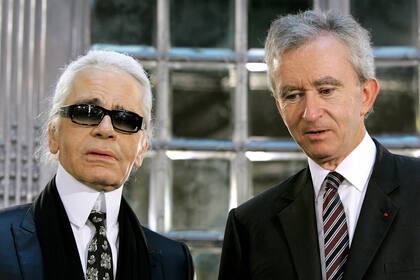 El director general del grupo LVMH, Bernard Arnault junto al diseñador de moda Karl Lagerfeld durante su visita al Palacio Fendi en el centro de Roma, en 2005