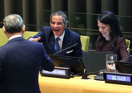El director general del OIEA, Rafael Grossi,njunto a la presidenta de la Asamblea General de la ONU, Annalena Baerbock, en una sesión el 22 de abril en la sede del organismo, en Nueva York.
