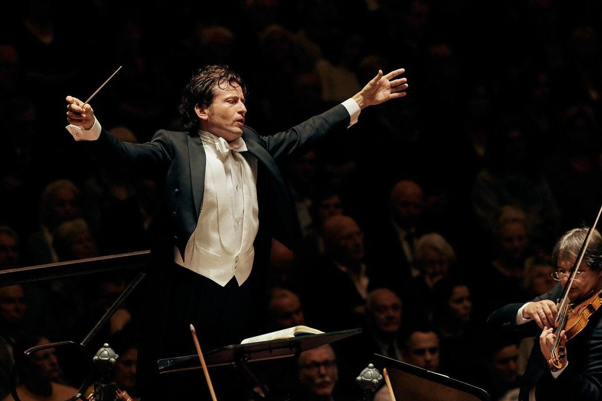 El director Gustavo Gimeno, al frente de la Orquesta Filarmónica de Luxemburgo, en el Colón