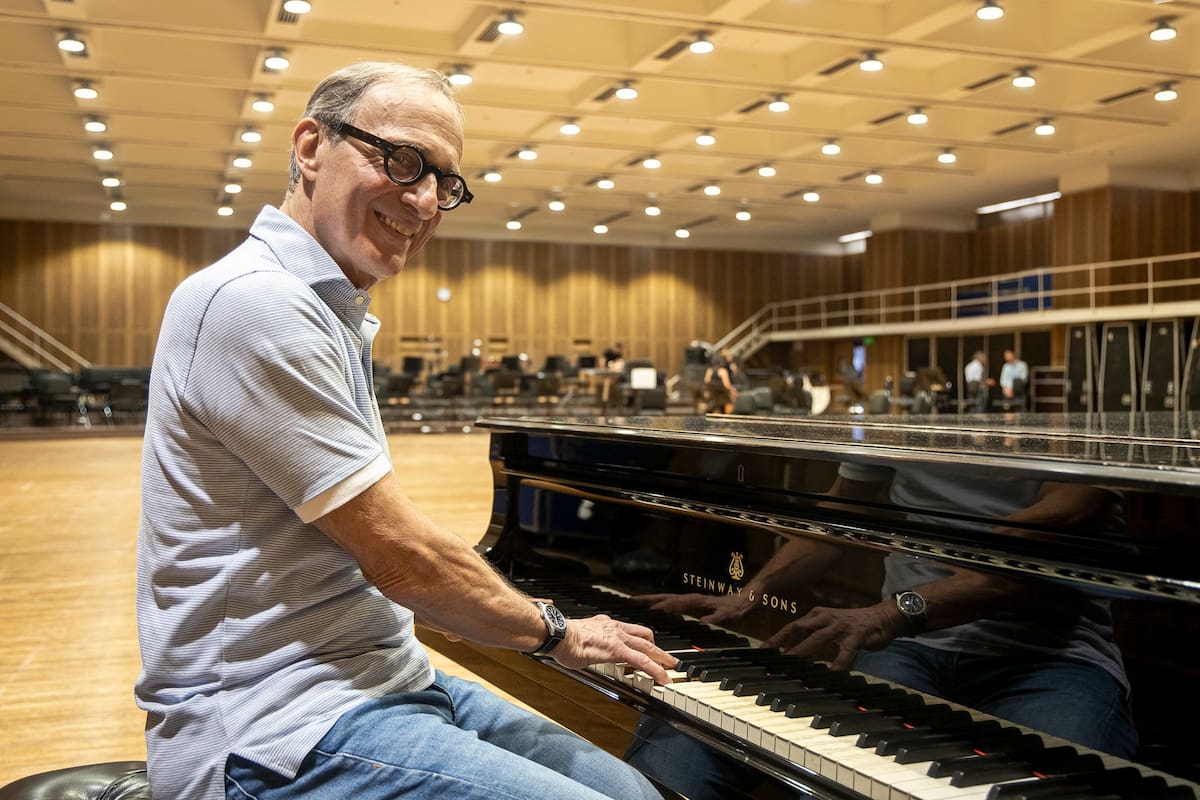 El director italiano Evelino Pidò, en un ensayo con la Orquesta Estable del Teatro Colón; "tenemos la necesidad de trabajar, pero sobre todo de hacer música. Y yo soy muy demandante", asegura