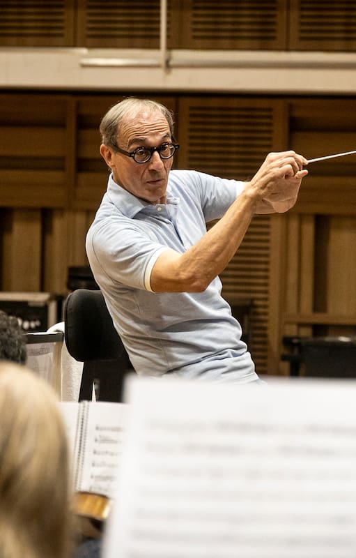 El director italiano Evelino Pidò, en un ensayo con la Orquesta Estable del Teatro Colón; "tenemos la necesidad de trabajar, pero sobre todo de hacer música. Y yo soy muy demandante", asegura
