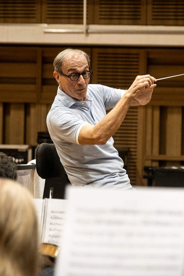El director italiano Evelino Pidò, en un ensayo con la Orquesta Estable del Teatro Colón; "tenemos la necesidad de trabajar, pero sobre todo de hacer música. Y yo soy muy demandante", asegura