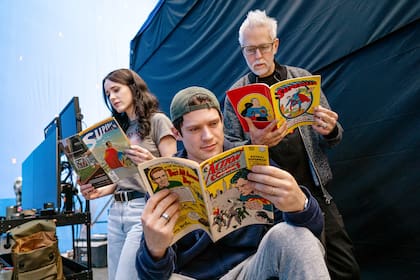 El director James Gunn, junto a los actores David Corenswet y Rachel Elizabeth Brosnahan leyendo los clásicos cómics de Superman