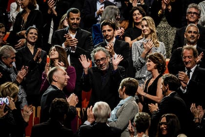 El director junto a Bellucci, el realizador francés Claude Lelouch y el actor Vincent Lindon