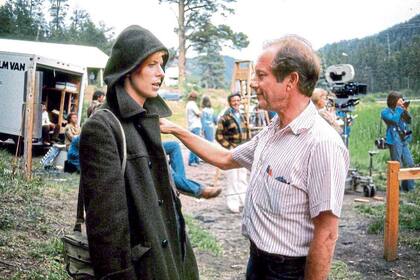 El director junto a David Bowie en El hombre que cayó a la Tierra