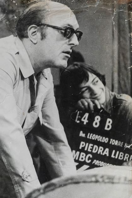 El director Leopoldo Torre Nilson, padrino de Pablo Murúa, en la filmación de La casa del ángel, el film que protagonizó Elsa Daniel con el propio Murúa