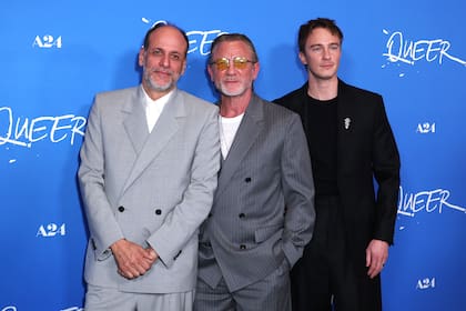 El director Luca Guadagnino, Daniel Craig, y Drew Starkey en la premiere de Queer en Los Angeles; la película está rodeada de rumores de Oscar desde su estreno mundial en Venecia en septiembre