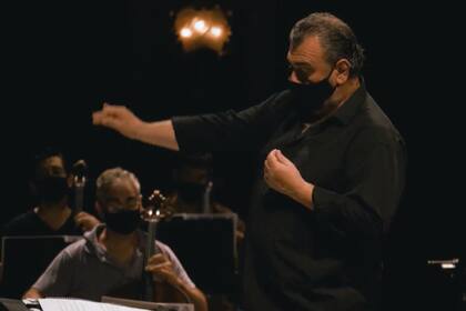 El director Luis Gorelik junto a músicos de la Orquesta Estable del Teatro Colón, en el ensayo general de Piazzolla100