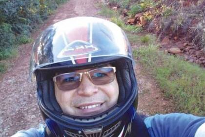 El director manejó durante tres días a distintos puntos de la localidad de El Alcázar, en Misiones para entregar material de estudio a sus alumnos y alumnas.