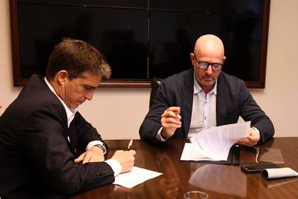 El director nacional de la Agencia Nacional de Materiales Controlados (ANMaC), Juan Pablo Allan, y el ministro de Seguridad de la Ciudad, Waldo Wolff