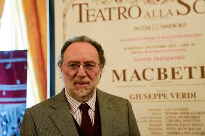 El director orquestal Riccardo Chailly posa para la foto antes de una conferencia de prensa el 29 de noviembre de 2021 para presentar "Macbeth" de Giuseppe Verdi, que inicia la temporada del célebre teatro milanés el 7 de diciembre. (AP Foto/Luca Bruno)