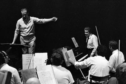 El director Pedro Ignacio Calderón, en un ensayo de la Filarmónica de Buenos Aires, junto a Enrique 'Mono' Villegas, en el Teatro Colón