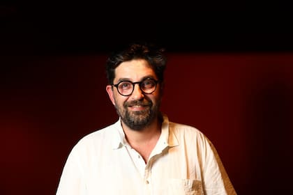 El director portugues Thiago Rodrigues, en el escenario del Teatro 25 de Mayo