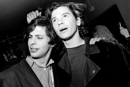 Michael Hutchence junto a su amigo Richard Lowenstein, director del documental y de varios de los clips más recordados de INXS